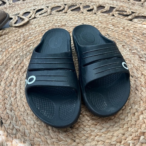 OOFOS sandals - men’s 6 women’s 8 - Picture 2 of 6